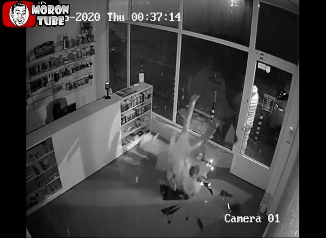 Video: A violent altercation between a man and a lady who is furious!